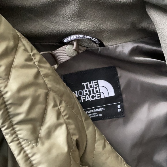 2-in-1 North Face Green Jacket - Picture 8 of 8